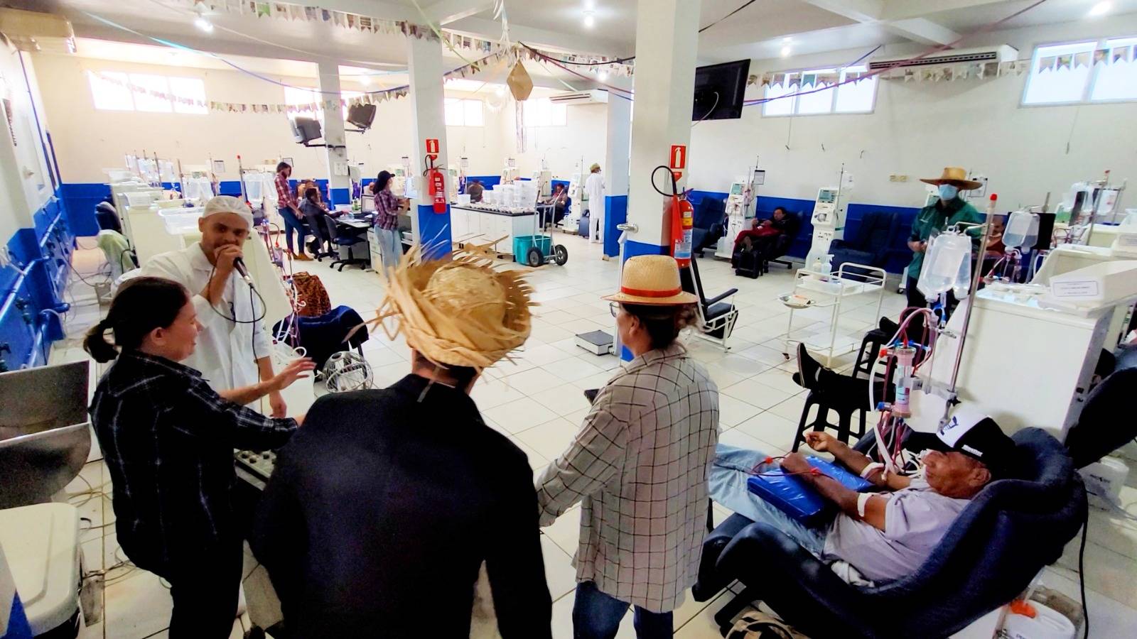 VÍDEO: vestidos de “caipiras”, funcionários da Santa Casa e do Instituto do Rim alegram pacientes de hemodiálise com arraiá, em Vilhena