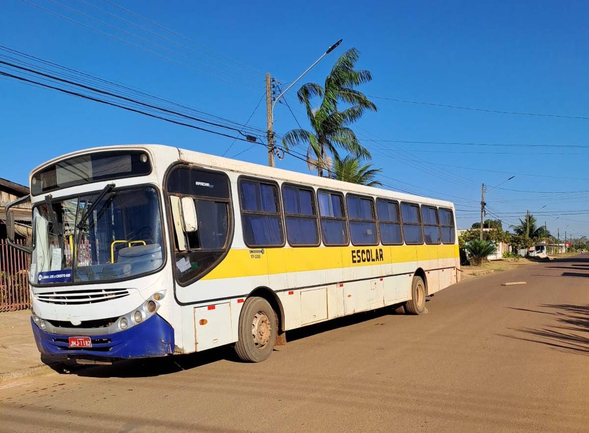 Leitor flagra ônibus escolar escorado por pedra no meio da rua, em Vilhena, após veículo ficar sem freios e eixo cardan