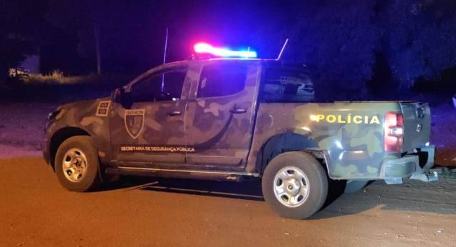 Corpos de dois homens mortos em confronto com policiais do Gefron são trazidos de Chupinguaia para Vilhena; ação prossegue na mata