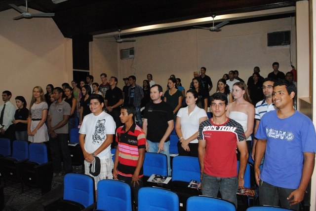 Acadêmicos de Administração da UNIR/Vilhena  assistem palestra