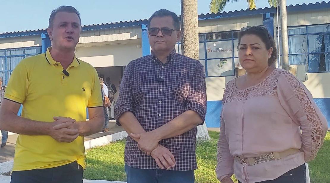 Com a presença do prefeito Ribamar e da vereadora Marlúcia, deputado Luizinho Goebel entrega veículo e motos Biz em Colorado do Oeste