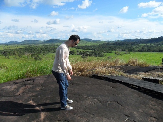 Júlio Olivar visita sítio arqueológico e promete veículo a prefeito