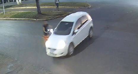 VEJA VÍDEO: câmera filma bicicleta elétrica conduzida por mulher de 26 anos sendo atingida por carro em avenida de Vilhena