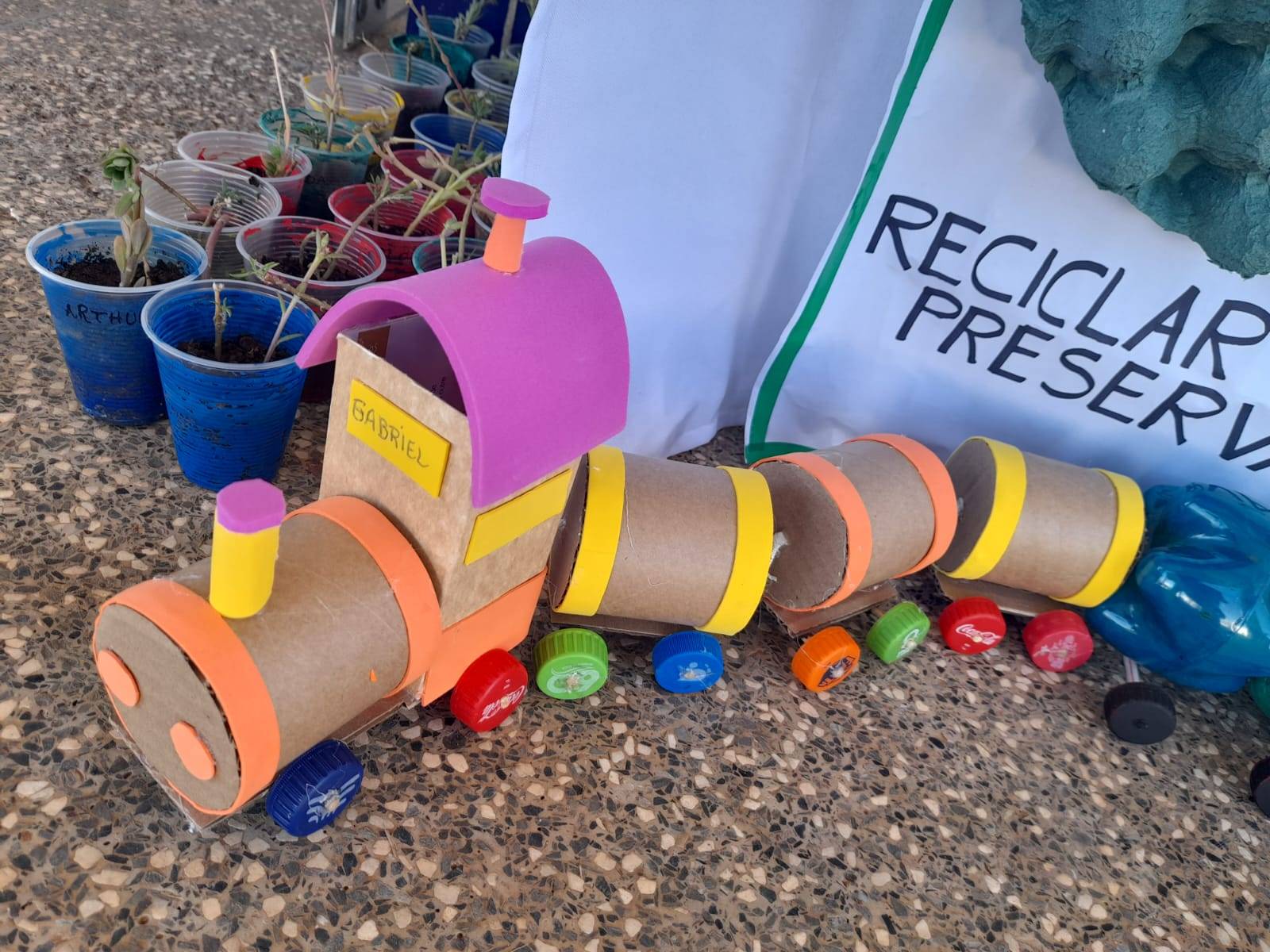 Escola municipal de ensino infantil realiza exposição de brinquedos feitos com recicláveis durante projeto de educação ambiental