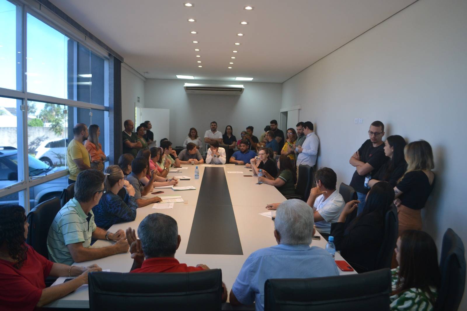 Sindicato emite nota e convoca servidores a pressionar Câmara contra urgência em proposta que prejudicaria a categoria, em Vilhena
