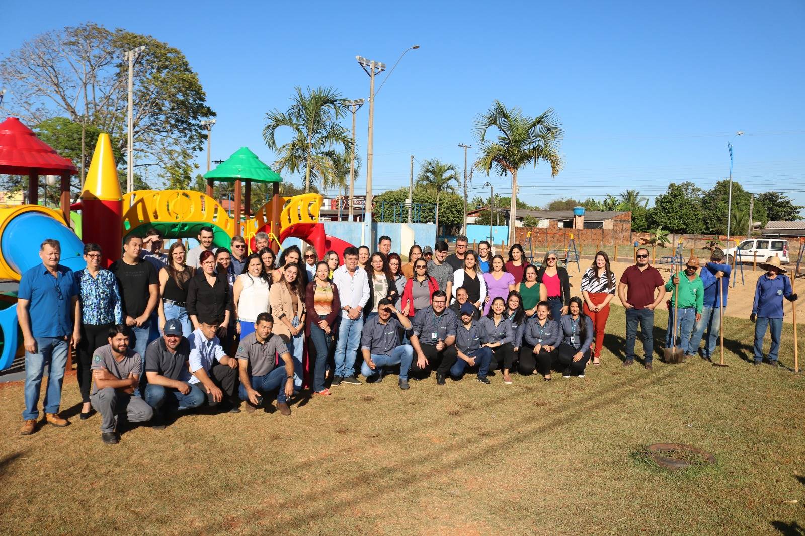 Sicoob Credisul doa parque infantil para o município de Cabixi; brinquedos foram instalados na praça da cidade