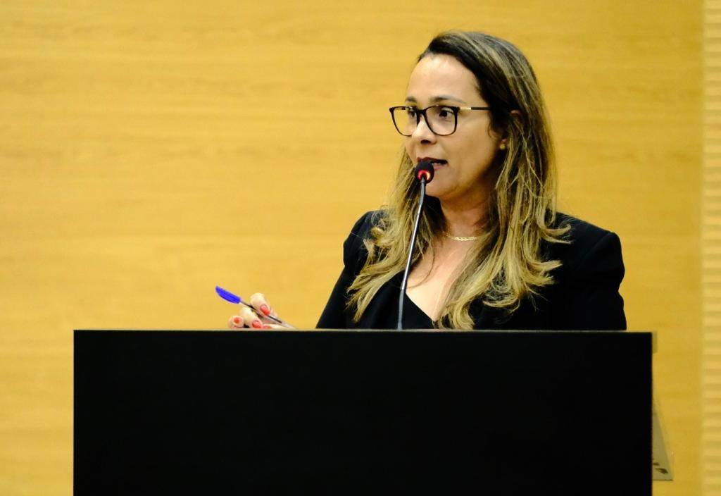 Deputada solicita ação contra perfis falsos em aplicativos de mensagens e redes sociais ao Departamento de Inteligência da Polícia Civil
