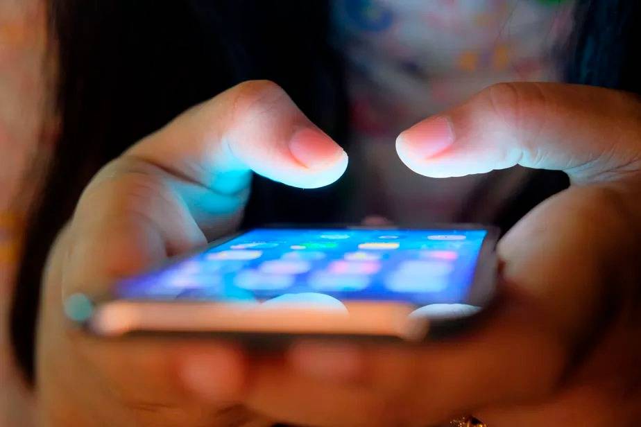 Mulher negocia compra de celular anunciado no Facebook, cai em golpe e perde mais de mil reais, em Vilhena