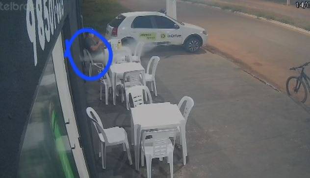 ASSISTA VÍDEO: armado com pistola, homem discute em distribuidora de bebidas e depois volta abrindo fogo contra o estabelecimento