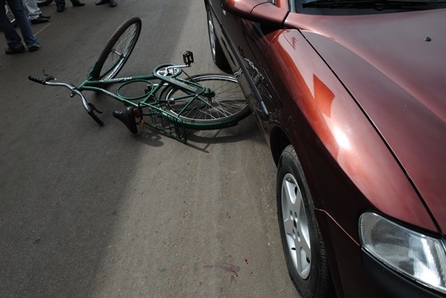 Ciclista sofre duplo acidente na avenida Major Amarante