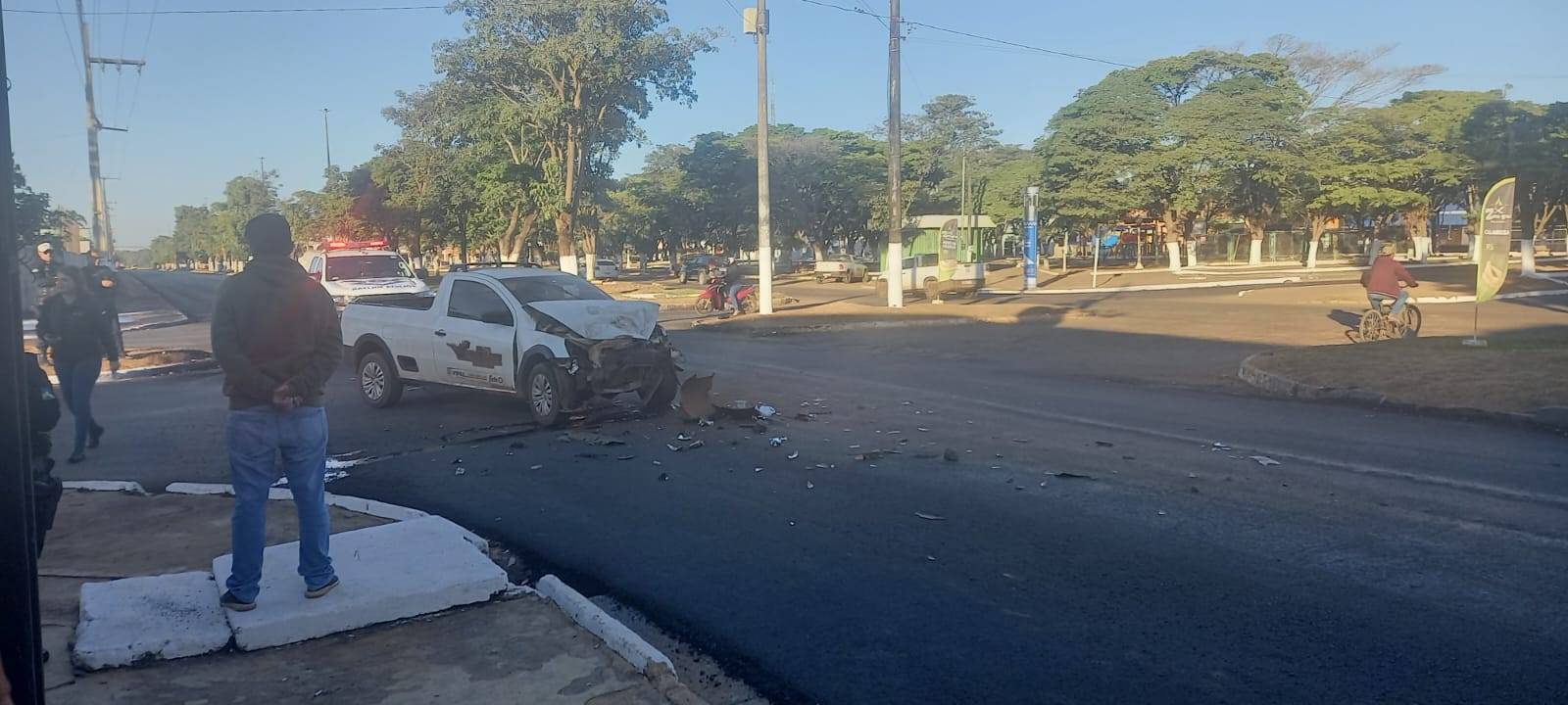 Acidente no cruzamento de avenidas em Vilhena deixa picape de empresa destruída após batida em ônibus de autoescola
