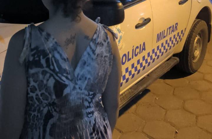 Após abordagem, Polícia Militar encontra droga e descobre que mulher era foragida, em Vilhena