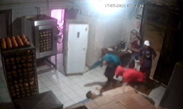 ASSISTA VÍDEO: imagens mostram quatro ladrões armados rendendo comerciante em padaria de Vilhena