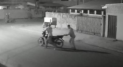 VEJA VÍDEO: no mesmo bairro onde ladrões haviam assaltado comerciante em Vilhena, grupo foge pela rua empurrando moto furtada