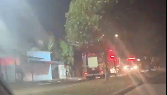 VÍDEO: Bombeiros são mobilizados após conjunto de apartamentos pegar fogo em Vilhena; vizinhos apontam ação criminosa