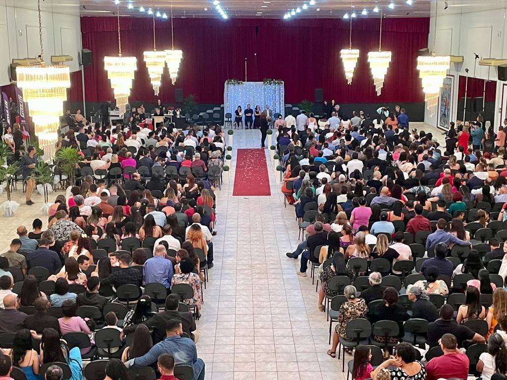 Super-casamento: com apoio de faculdade e parcerias, estudantes de Direito levam 60 casais ao altar, em Vilhena