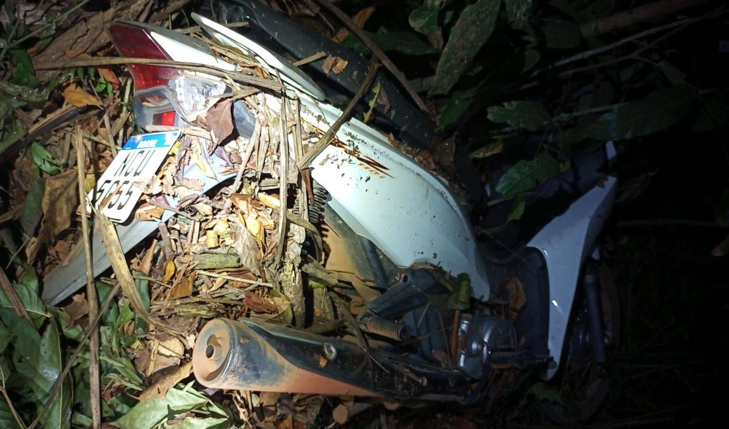 Solto em audiência de custódia no dia anterior, ladrão é preso com moto furtada e leva policiais a motoneta roubada durante assalto