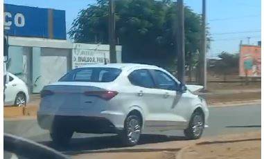 Carro zero que havia acabado de sair da concessionária sofre avarias ao atingir caminhão em “cruzamento problemático”
