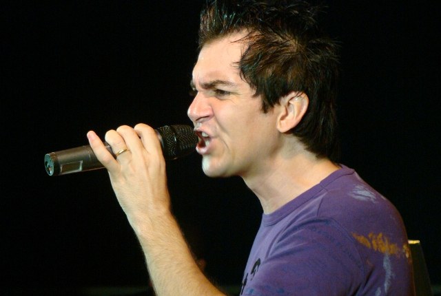 Cantor Régis Danese se apresenta em Rondônia neste sábado