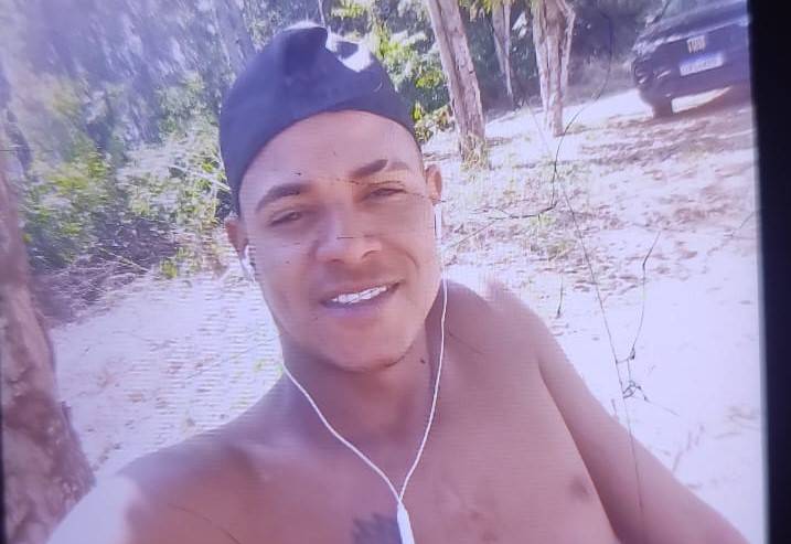 ASSISTA: vídeo mostra assassinos chegando para assassinar rapaz de 26 anos, que morreu após ser levado para hospital, em Vilhena