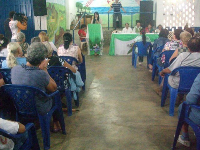 Idosos assistem missa e primeira-dama recebe elogios de padre