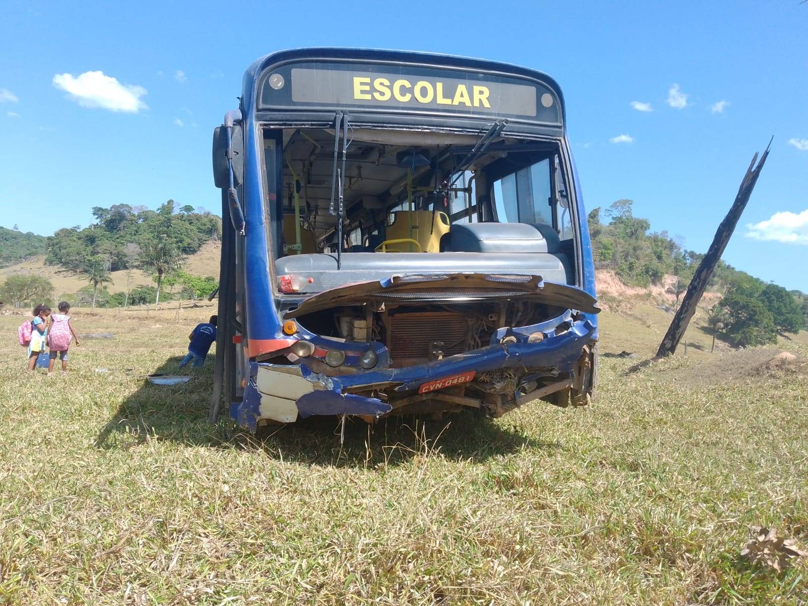 VÍDEO: após ônibus escolar ficar sem freios e se envolver em acidente com alunos a bordo, pais se revoltam na zona rural de Vilhena