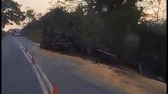ASSISTA VÍDEO: carreta carregada de milho tomba na BR 435, entre Vilhena e Colorado, deixa grãos na pista e PRF é mobilizada