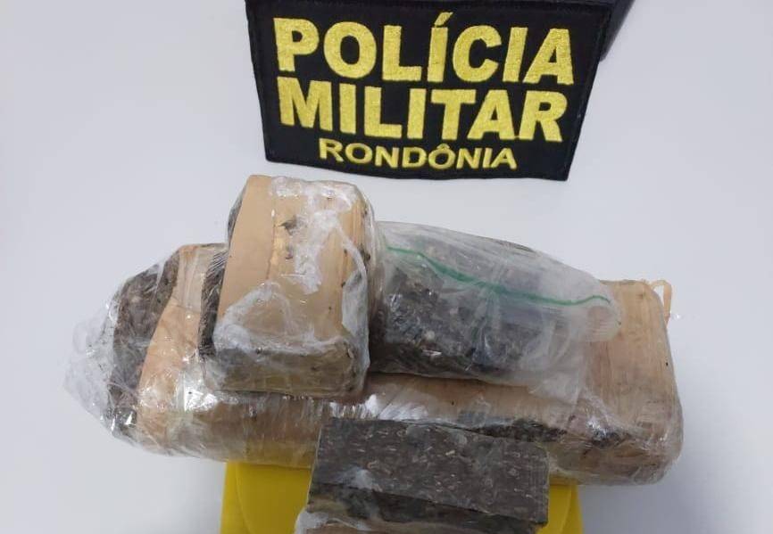 Após denúncia, PM flagra funcionários de frigorífico trazendo maconha em ônibus de Rolim de Moura para Chupinguaia