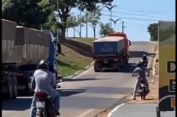 ASSISTA: viraliza vídeo gravado por empresário mostrando quebra-molas que obriga carretas a descerem ladeira de ré em Colorado do Oeste