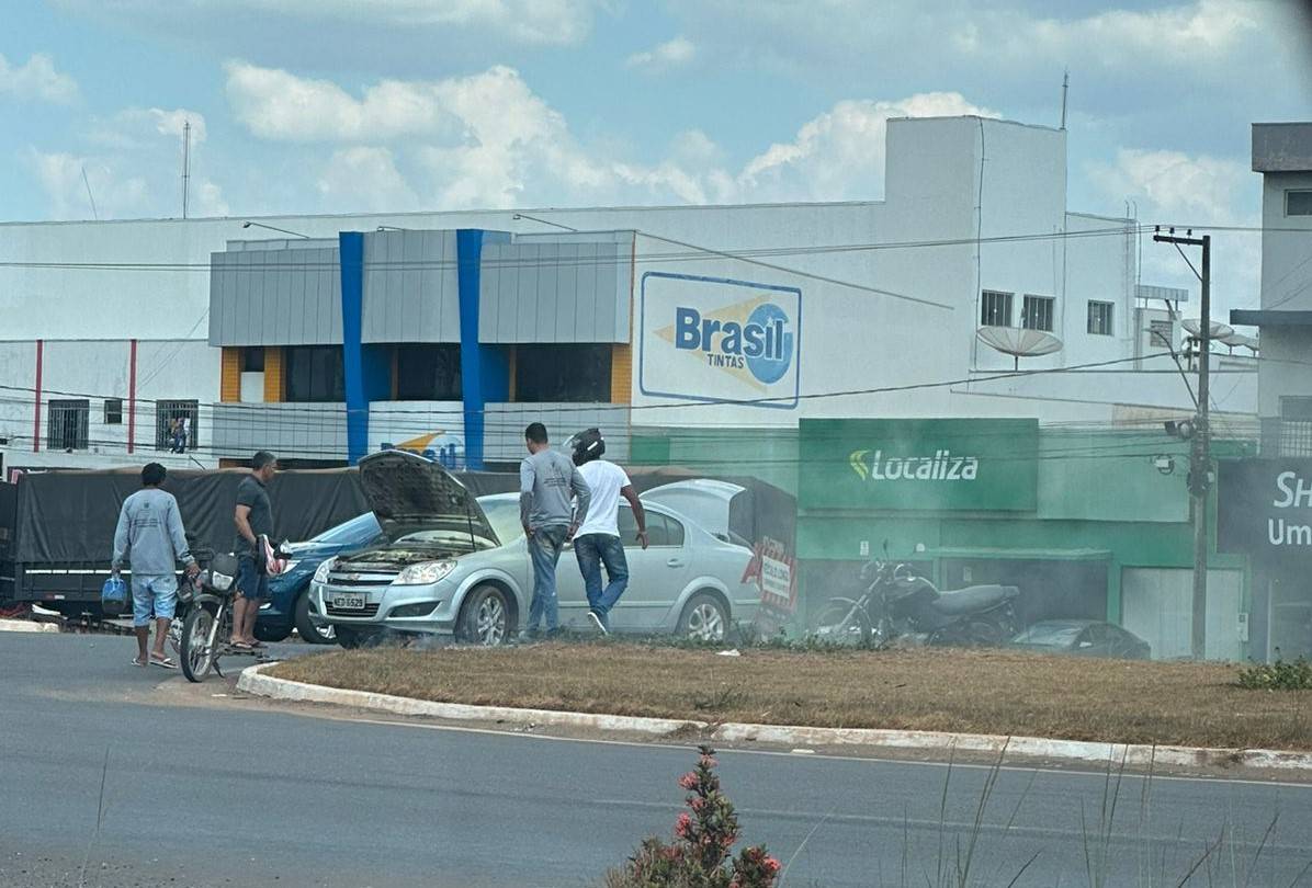 VEJA VÍDEO: carro pega fogo num dos trechos mais movimentados da BR 364, em Vilhena