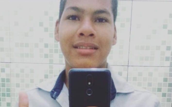 Entregador que morreu após ter motocicleta atingida por caminhão em Vilhena não tinha CNH, pois era menor de idade