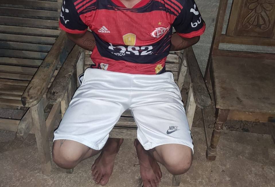 Primo do autor de dois assassinatos em Vilhena, rapaz de 21 anos tenta se esconder, mas acaba preso na casa da mãe