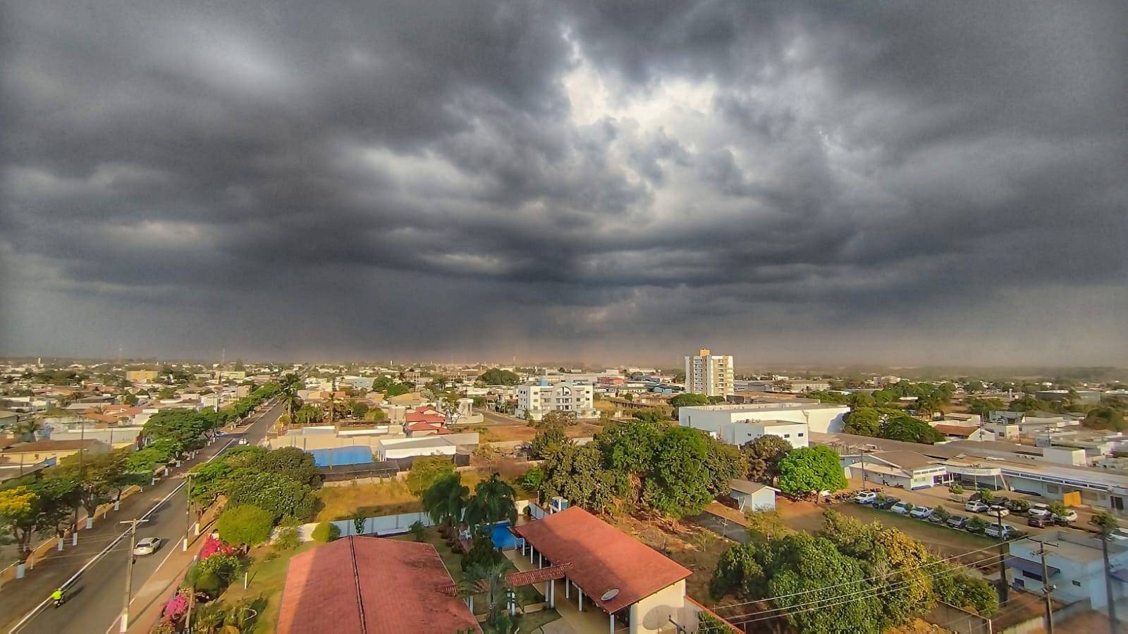 ASSISTA VÍDEO: nuvem escura paira sobre Vilhena, mas segundo meteorologia são apenas 5% de possibilidade de chuva na cidade