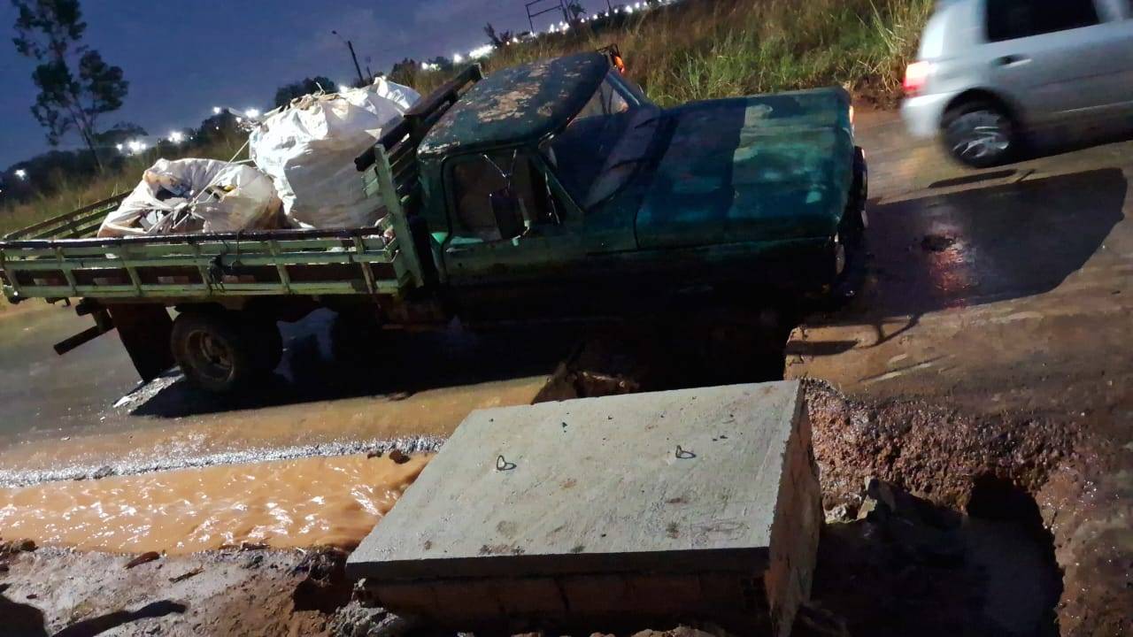 VIDEO: Chuvas cavam valeta em obra inacabada da Prefeitura de Vilhena, causa acidente e transtorno em avenida movimentada