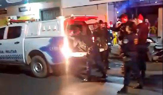 ASSISTA VÍDEO: usando pistola “fake”, homem é preso assustando frequentadores de lanchonete, em Vilhena