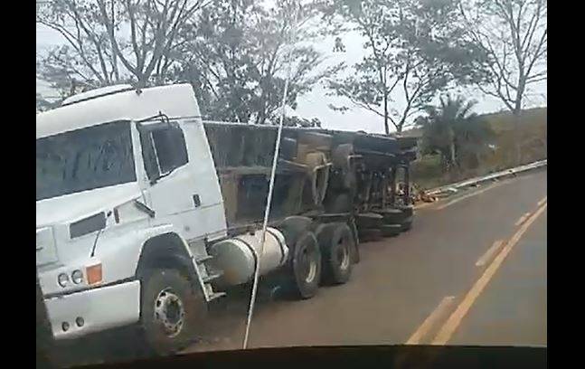 ASSISTA VÍDEO: mais uma carreta tomba na “Curva da Banana” entre as cidades de Vilhena e Colorado do Oeste