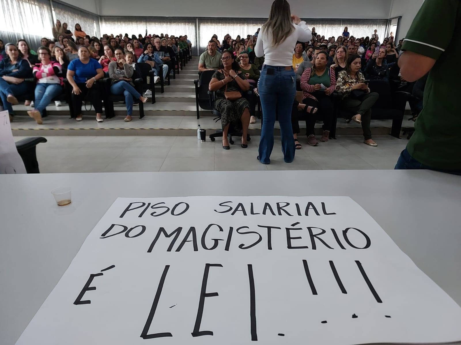Professores em greve se reúnem com vereadores e cobram cumprimento do PCCR aprovado no ano passado; existe até ameaça de CPI