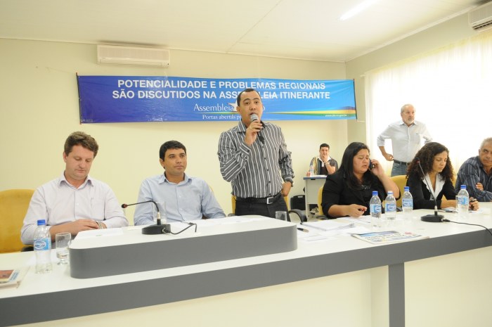 Valter Araújo abre a palavra para o público antes de responder a questões