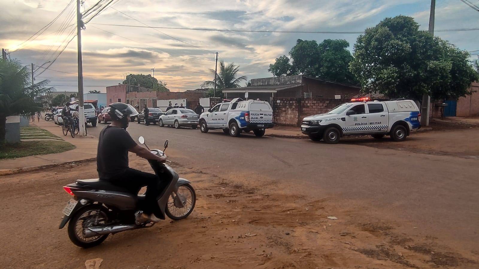 Dirigindo sem habilitação, motorista de 24 anos foge antes de abordagem, entra no quintal da sogra e acaba preso