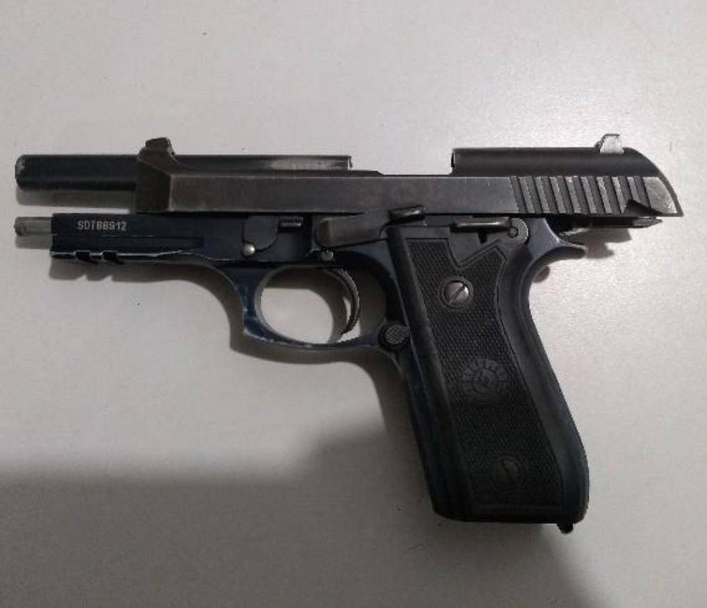 Arma e munições de policial, que haviam sido furtadas, é localizada em casa usada por dependentes químicos, em Vilhena