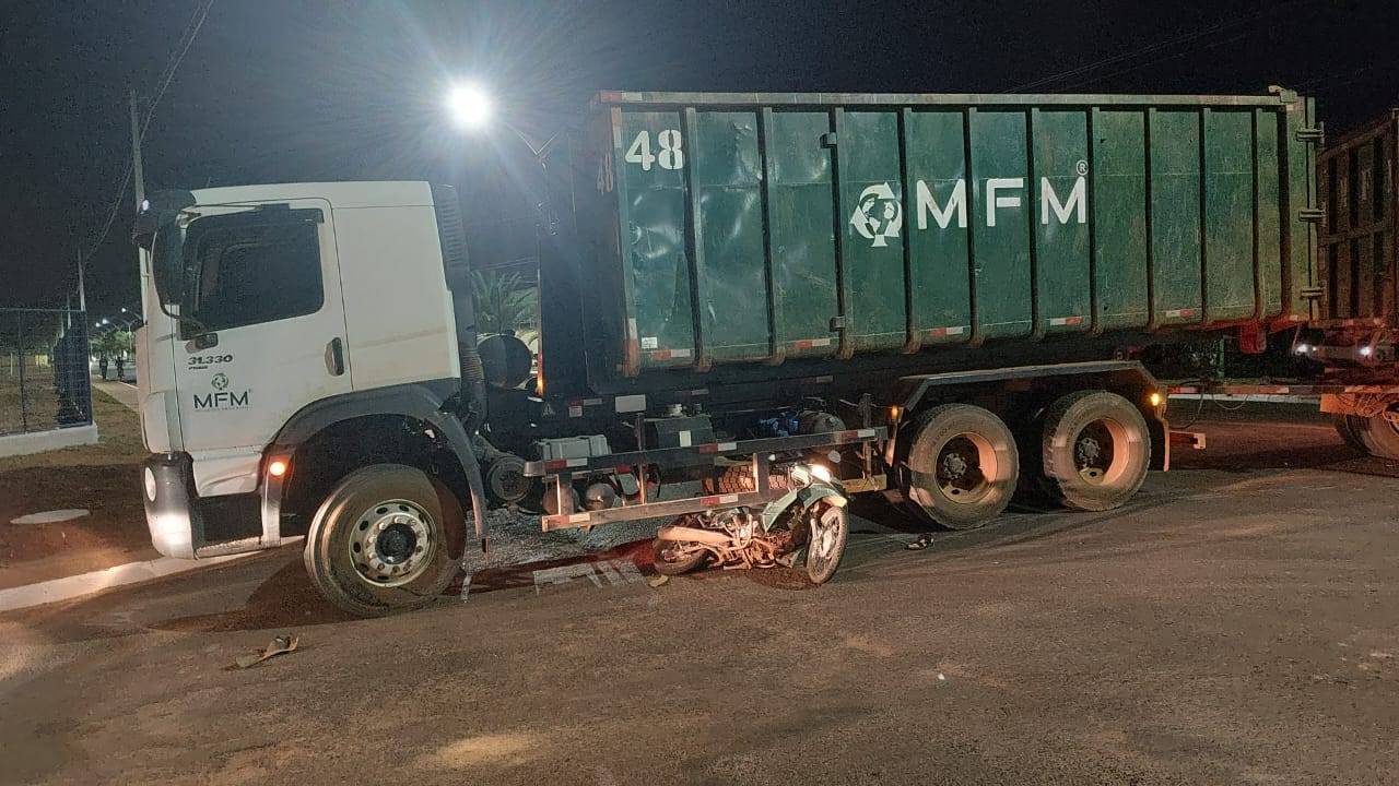 URGENTE: pilotando motoneta, mulher de 58 anos morre esmagada por caminhão em avenida de Vilhena