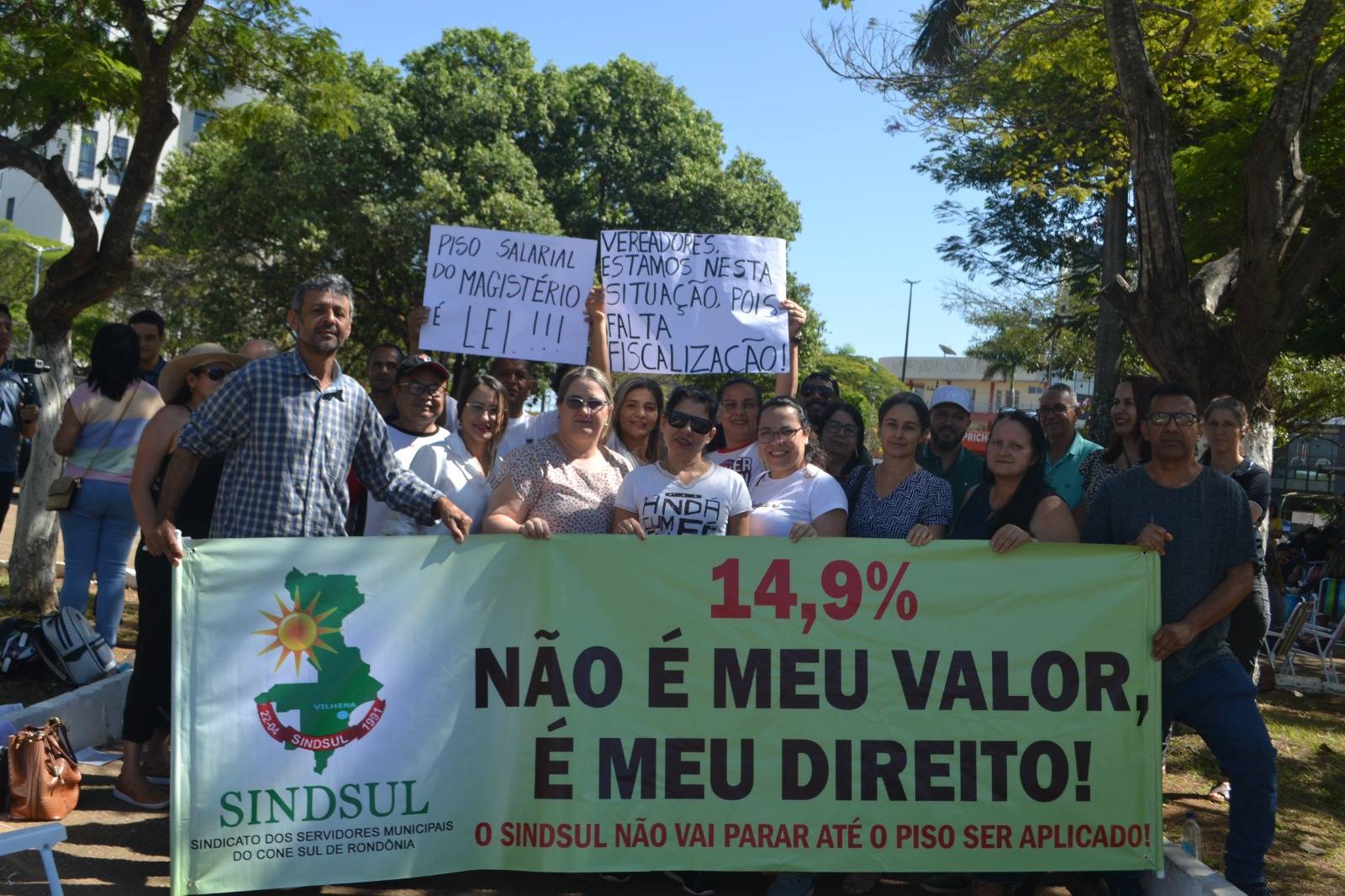 Prestes a completar uma semana, greve do magistério em Vilhena teve movimentação na praça nesta quarta-feira
