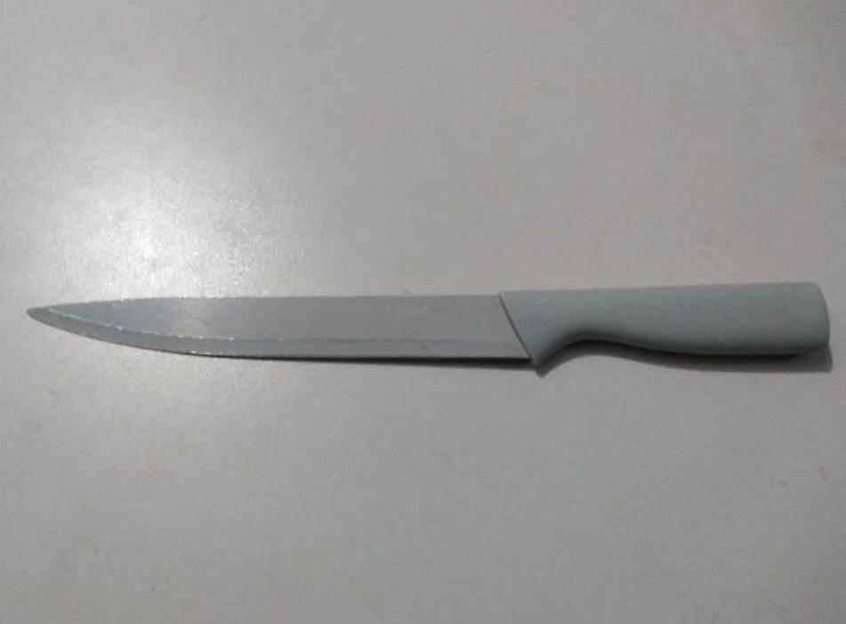 Armado com faca, homem ameaça de morte a própria irmã adolescente e depois ataca o padrasto, em Vilhena
