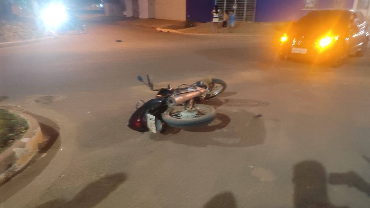 ASSISTA VÍDEO: câmeras de monitoramento flagram acidente envolvendo carro e motocicleta em avenida de Vilhena