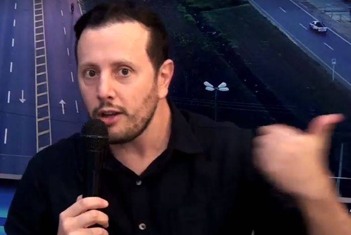 Durante entrevistas, prefeito critica “vereadores politiqueiros”, ironiza CUT e diz que aumento é só para professores que não recebiam piso