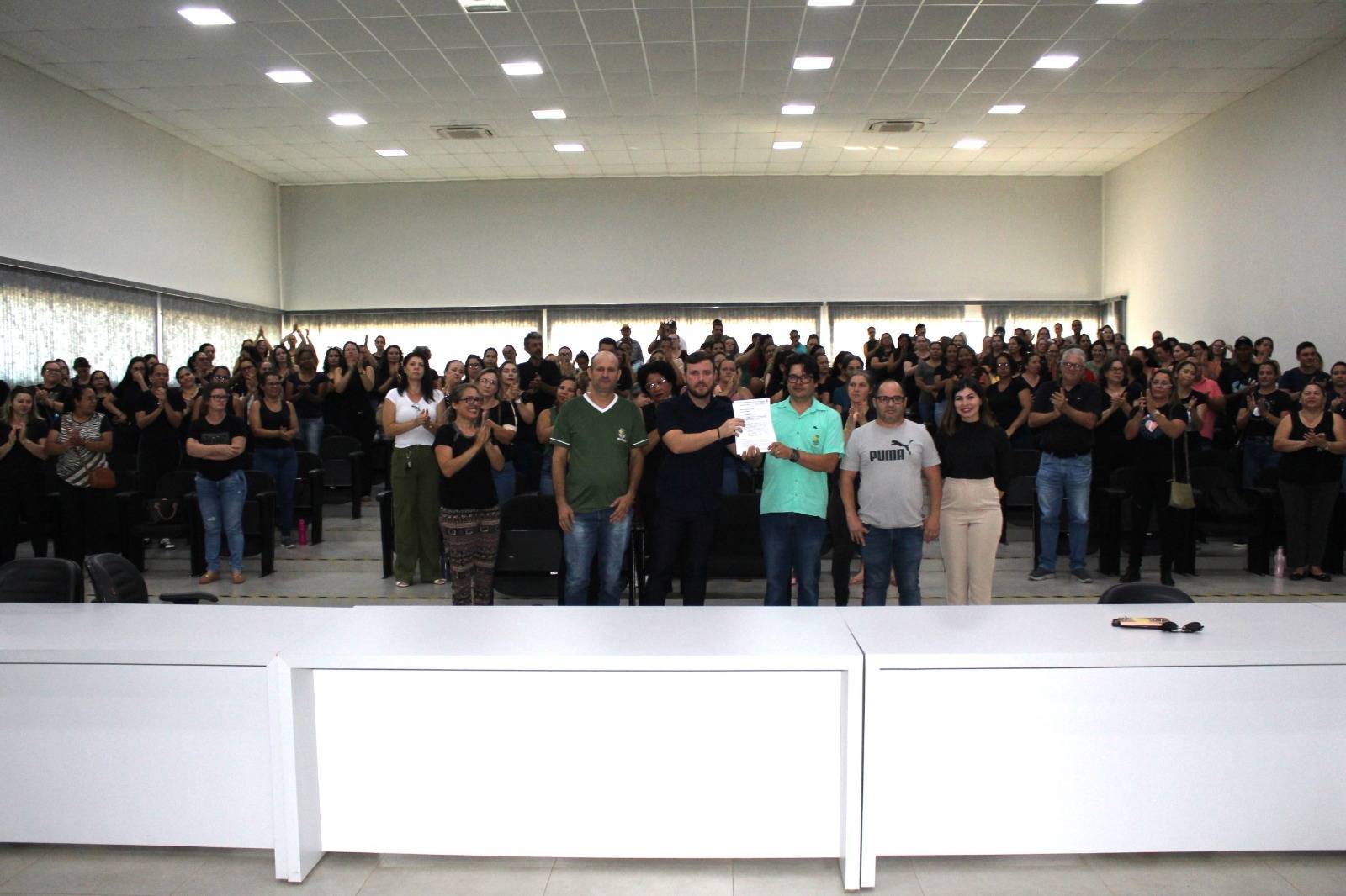Em greve, professores entregam abaixo-assinado a vereadores e pedem CPI contra prefeito, em Vilhena; entenda os ritos do procedimento