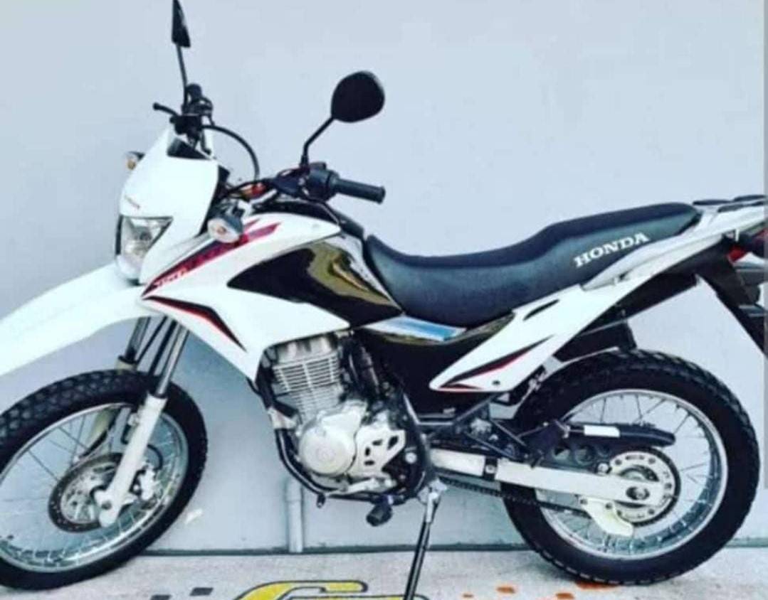 Construtor vê ladrão levando moto em plena luz do dia e inicia perseguição, mas marginal ameaça sacar arma, em Vilhena