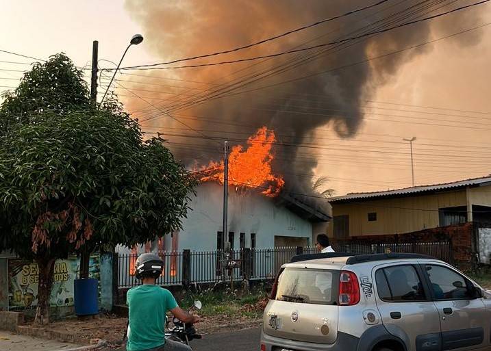 URGENTE: corpo carbonizado é encontrado dentro de casa consumida por incêndio na cidade de Colorado do Oeste
