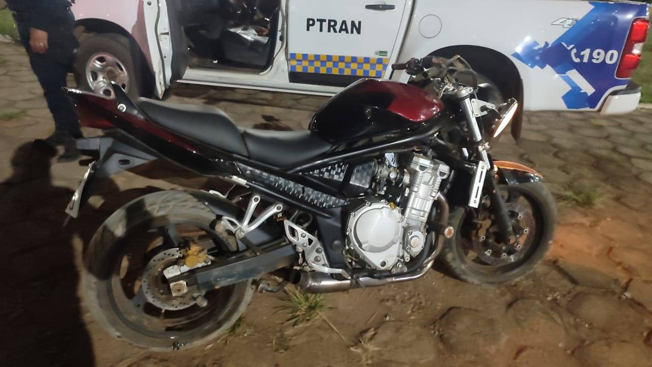 ASSISTA VÍDEO: pilotando moto potente, homem protagoniza fuga espetacular da polícia e acaba dentro de valeta, em Vilhena