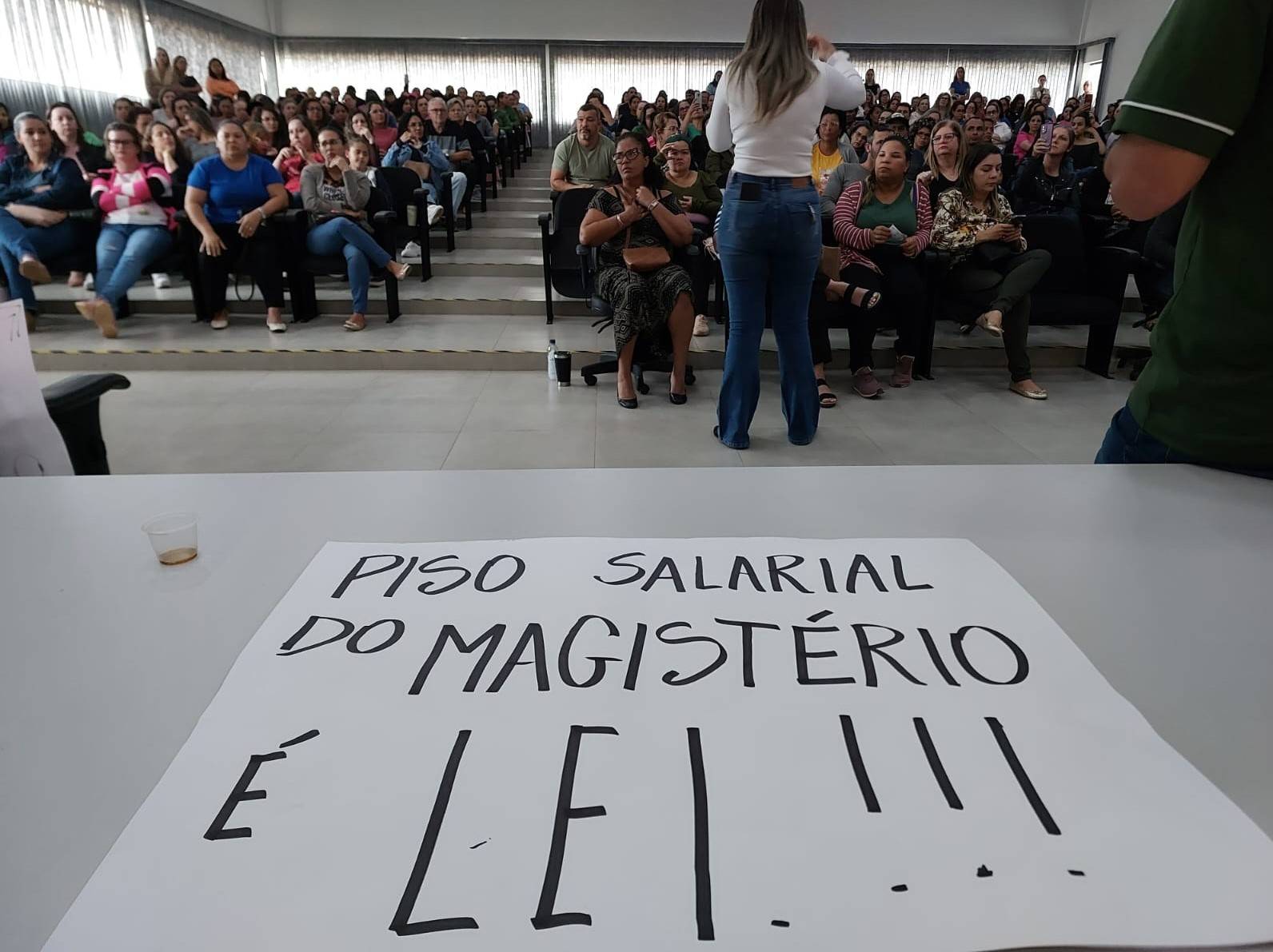Após comerciante ir a TV e se manifestar contra a categoria, professores prometem boicote a sua loja, em Vilhena